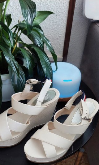 Sandalia alta blanca y marrón talla 37
