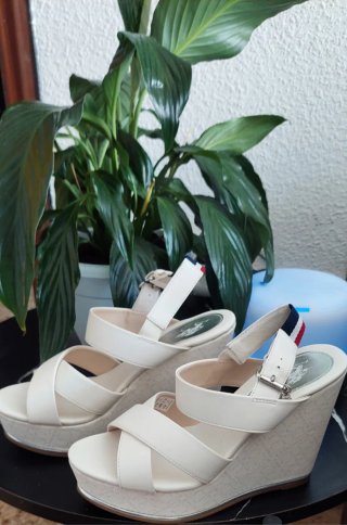 Sandalia alta blanca y marrón talla 37