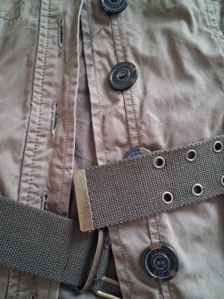 Chaqueta militar verde con cinturón