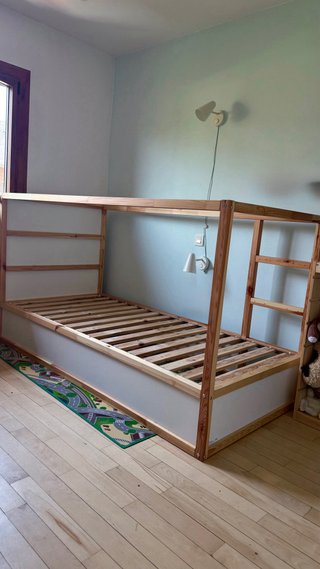 Cama alta KURA 90x200 Ikea pino/blanca y dorsel
