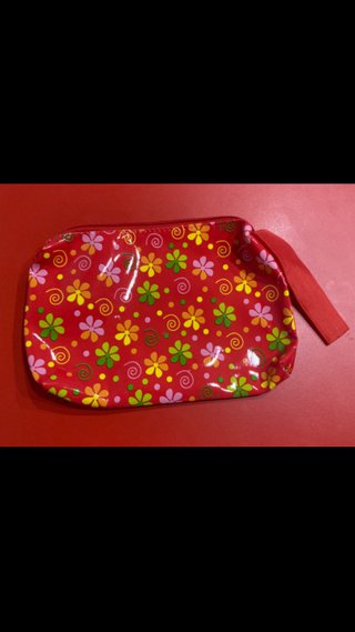 Estuche rojo con flores
