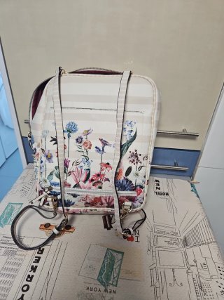 Mochila floral con rayas