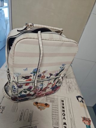 Mochila floral con rayas