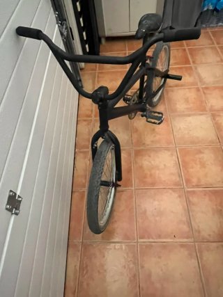 Bicicleta BMX negra