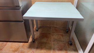 Mesa auxiliar extensible cristal y metal