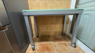 Mesa auxiliar extensible cristal y metal