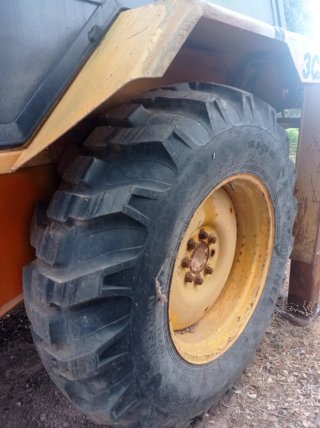 Retroexcavadora Mixta Naranja