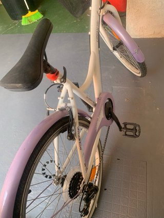 Bicicleta de ciudad blanca con cesta
