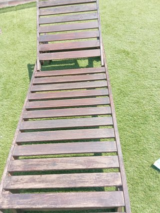 Dos tumbonas de madera para jardín