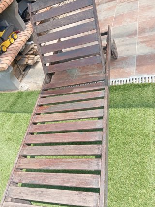 Dos tumbonas de madera para jardín
