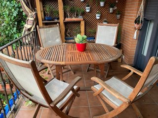 Mesa y sillas de madera para exterior