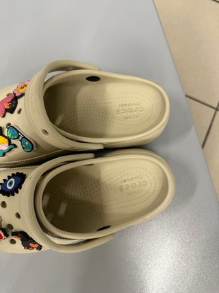 Crocs Beige con Jibbitz