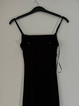 Vestido largo negro ajustado abertura en la falda