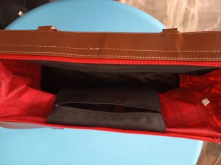 Bolso a cuadros de gran capacidad marrón y rojo.