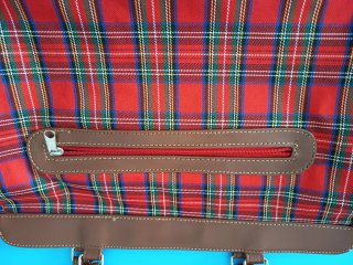 Bolso a cuadros de gran capacidad marrón y rojo.