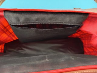 Bolso a cuadros de gran capacidad marrón y rojo.