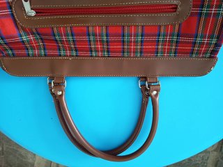 Bolso a cuadros de gran capacidad marrón y rojo.