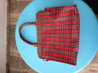 Bolso a cuadros de gran capacidad marrón y rojo.