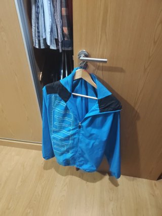 Sudadera con capucha y estampado