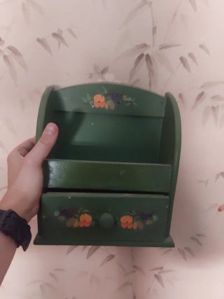 Estantería de madera decorada