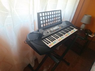 Teclado Yamaha con patas