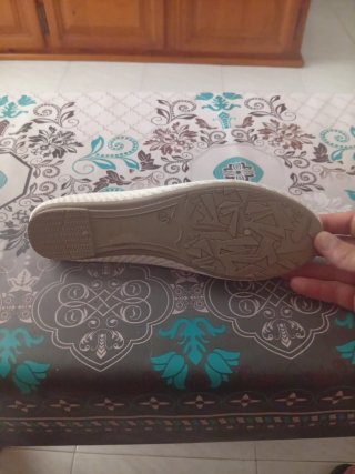 Zapatillas planas beige y blancas