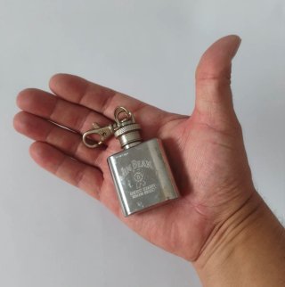 Pequeña petaca llavero JIM BEAM. De acero inox.