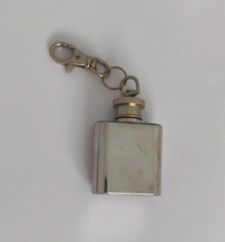 Pequeña petaca llavero JIM BEAM. De acero inox.