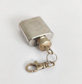 Pequeña petaca llavero JIM BEAM. De acero inox.