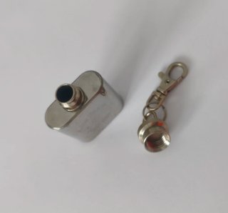 Pequeña petaca llavero JIM BEAM. De acero inox.