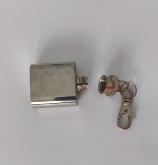 Pequeña petaca llavero JIM BEAM. De acero inox.