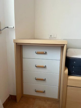 Dormitorio juvenil blanco y madera