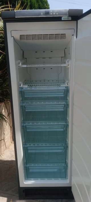 Congelador Vertical Electrolux Inox (215L)
