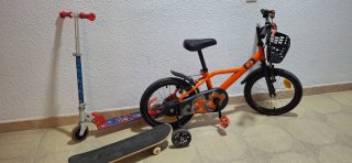 Bicicleta infantil naranja con cesta y patín