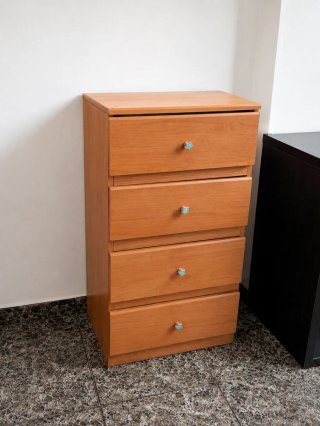 Cajonera madera con tiradores turquesa