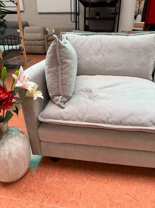 Sofá chaise longue con puff independiente