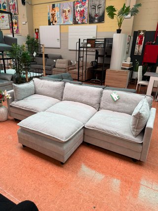 Sofá chaise longue con puff independiente