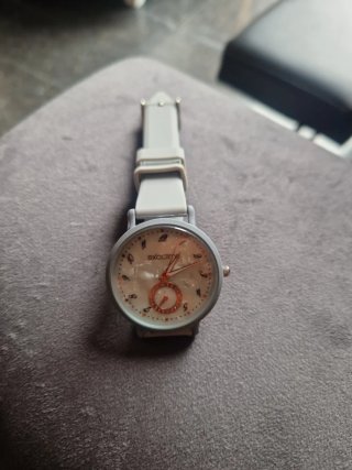 Reloj Exactime plateado y blanco