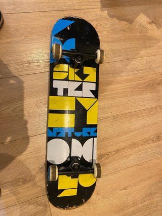 Skate Negro con Ruedas de Colores