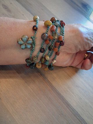 Collana uncinetto con perline e fiore