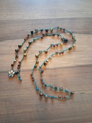 Collana uncinetto con perline e fiore