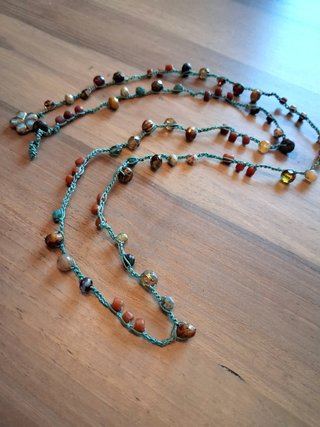 Collana uncinetto con perline e fiore