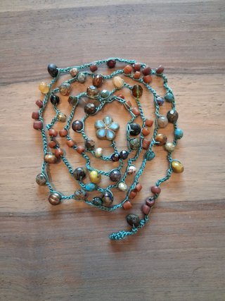 Collana uncinetto con perline e fiore