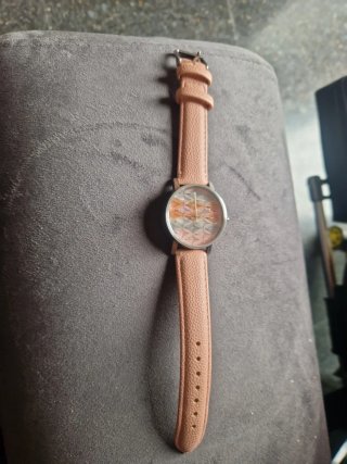 Reloj rosa y plateado