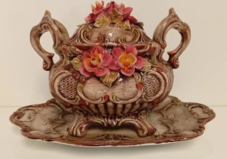 SOPERA ANTIGUA DE PORCELANA CAPODIMONTE ITALIANA