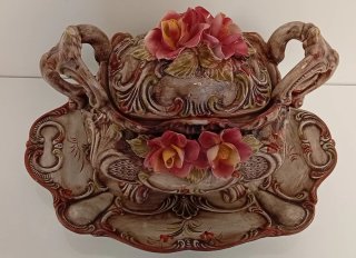 SOPERA ANTIGUA DE PORCELANA CAPODIMONTE ITALIANA