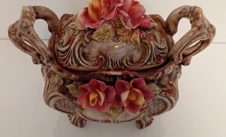 SOPERA ANTIGUA DE PORCELANA CAPODIMONTE ITALIANA
