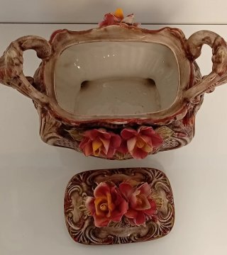 SOPERA ANTIGUA DE PORCELANA CAPODIMONTE ITALIANA