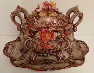 SOPERA ANTIGUA DE PORCELANA CAPODIMONTE ITALIANA