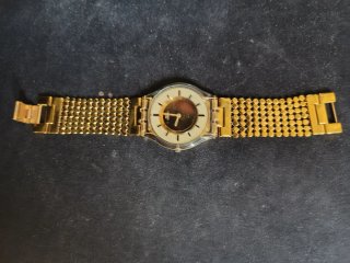 Reloj Swatch Dorado y Blanco